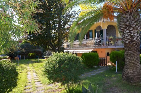 Property building, Natural landscape, Garden, Seating area, Garden view, air conditioner