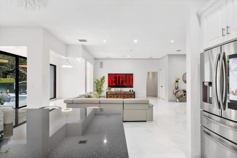 VillaLee Luxury Heated Pool & Spa Sauna Golf Villa in Golden Glades