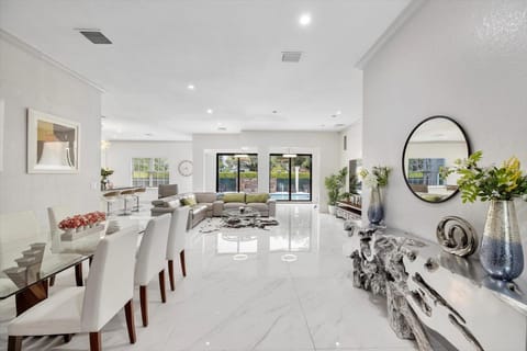 VillaLee Luxury Heated Pool & Spa Sauna Golf Villa in Golden Glades