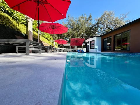 VillaLee Luxury Heated Pool & Spa Sauna Golf Villa in Golden Glades