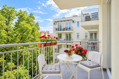 Property building, View (from property/room), Balcony/Terrace, Dining area, Garden view