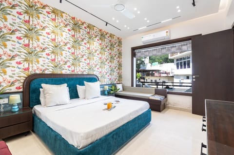 Bed, Photo of the whole room, Seating area, Bedroom, Drinks