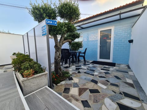 Property building, Patio, Day, Garden, Balcony/Terrace, Garden view