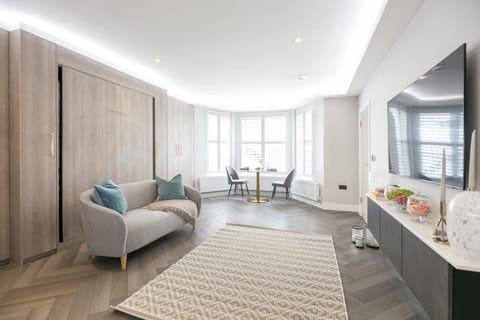 Property building, TV and multimedia, Living room, Seating area, Entertainment, internet