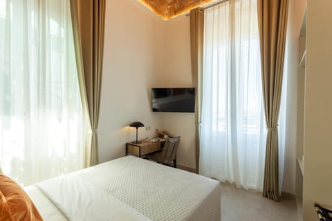 Bed, TV and multimedia, Photo of the whole room, Bedroom