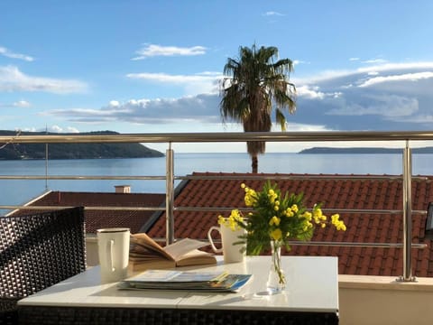 Day, Natural landscape, Balcony/Terrace, Dining area, Sea view