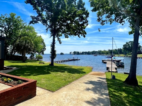 Bathroom, View (from property/room), Kitchen or kitchenette, Living room, Dining area, Bedroom, Lake view