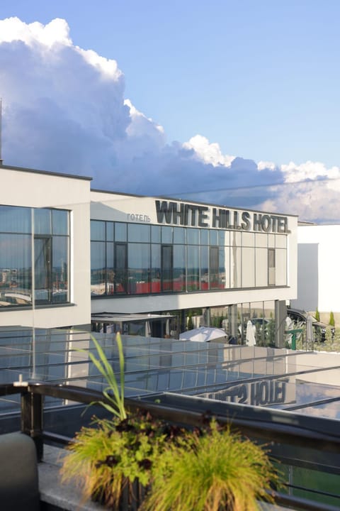 Property building, Restaurant/places to eat, Day, Massage, View (from property/room), Balcony/Terrace, Spa and wellness centre/facilities, Spa and wellness centre/facilities, Tennis court, Swimming pool, Breakfast, Parking
