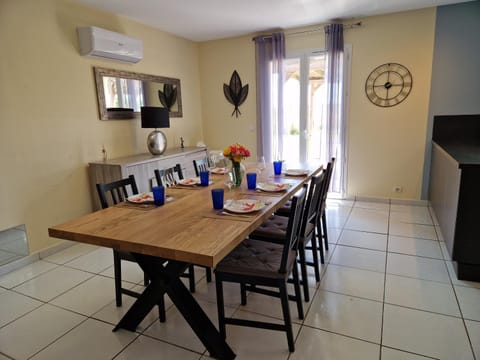 Living room, Seating area, Dining area, air conditioner