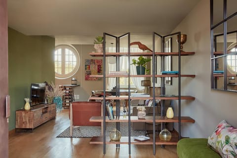 Communal lounge/ TV room, TV and multimedia, Garden view, Parking, locker, elevator, air conditioner