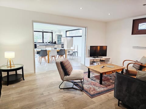 TV and multimedia, Kitchen or kitchenette, Living room, Seating area, Dining area