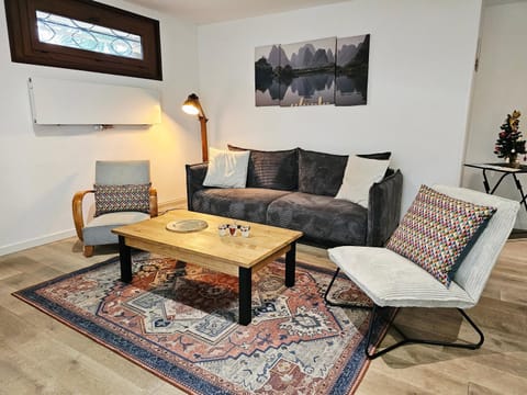 Library, TV and multimedia, Living room, Seating area, internet