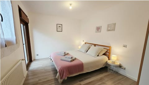 Bed, Photo of the whole room, Bedroom, internet, towels