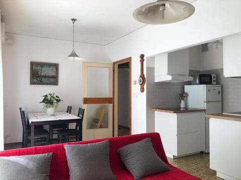 Kitchen or kitchenette, Living room, Dining area, minibar, stove