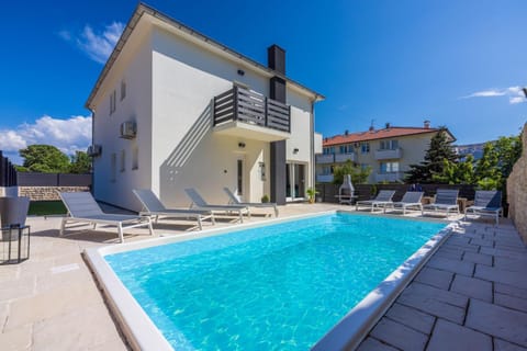 Facade/entrance, Swimming pool