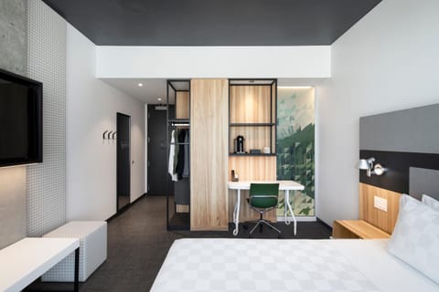 Bed, TV and multimedia, Seating area