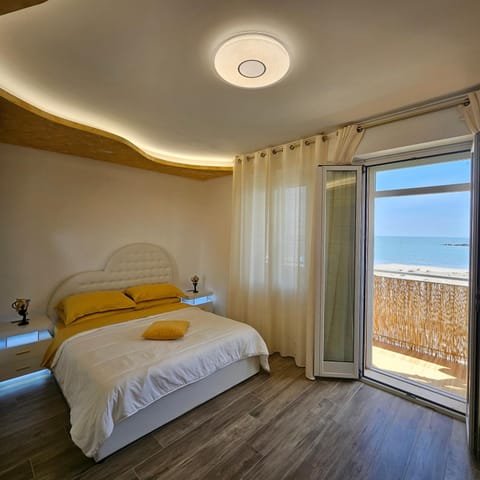 Photo of the whole room, Sea view