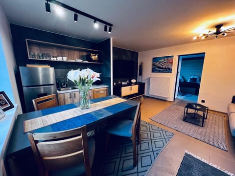 Kitchen or kitchenette, Living room, Seating area, Dining area, minibar