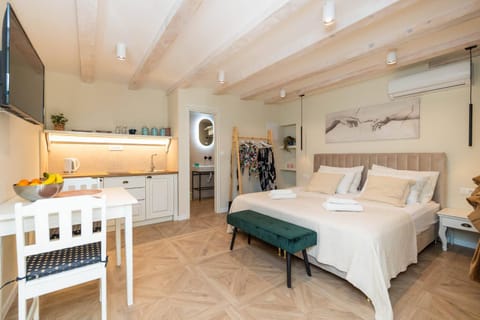Bed, Photo of the whole room
