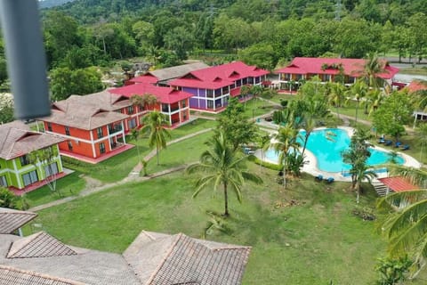 Property building, Natural landscape, Bird's eye view, Garden, Garden view, Pool view, Swimming pool