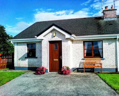 Wild Atlantic Haven, cosy home nr. Ballina & Beach House in County Sligo