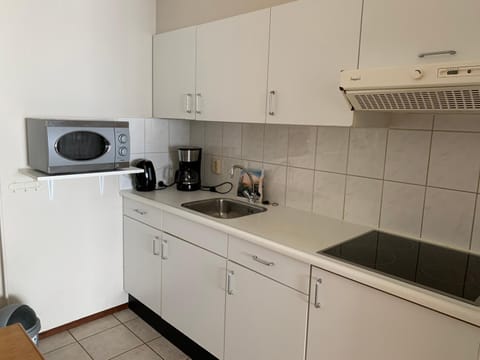 Kitchen or kitchenette, minibar, stove