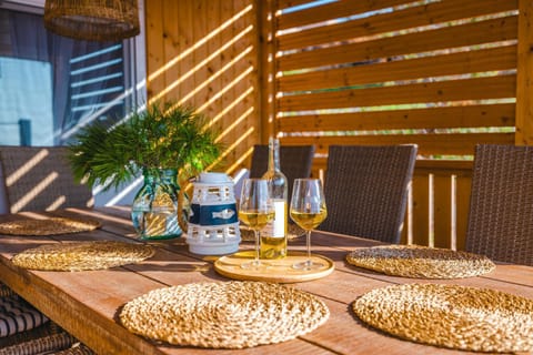 Food and drinks, Dining area, Food