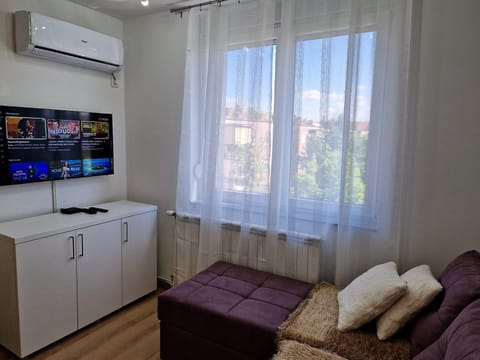 TV and multimedia, Living room, Seating area, air conditioner