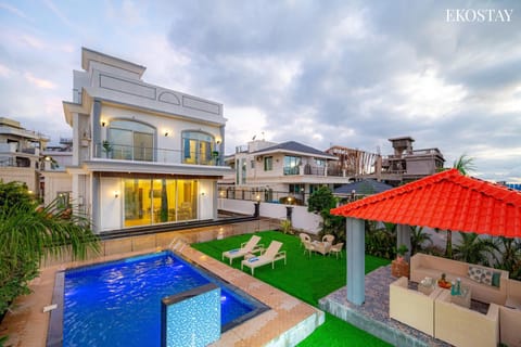 Property building, Patio, Day, Garden, Garden view, Pool view, Swimming pool, sunbed