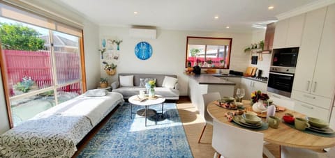 Bed, Kitchen or kitchenette, Living room, Photo of the whole room, Dining area, minibar, pet friendly, stove