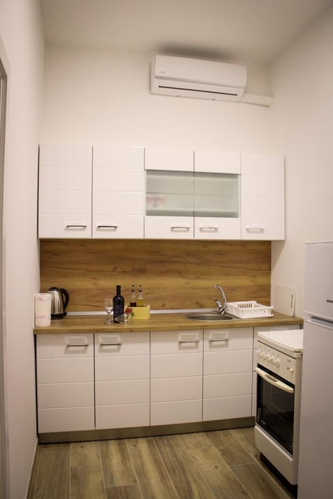 Kitchen or kitchenette, air conditioner