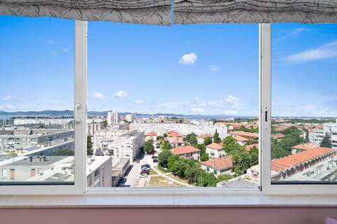 City view, Sea view