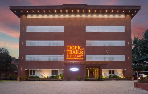 Property building, Facade/entrance, Property logo or sign, Street view