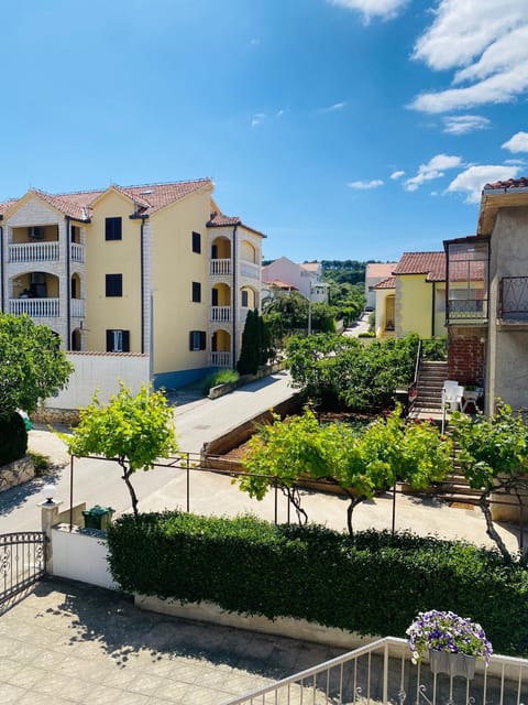 Neighbourhood, Street view