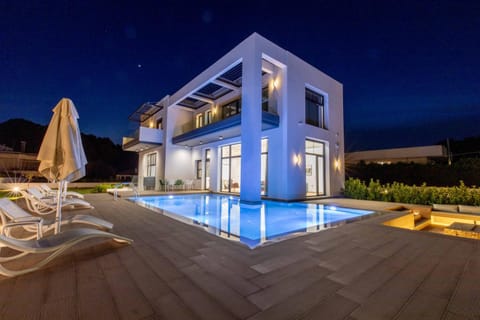 Property building, Garden, Balcony/Terrace, Swimming pool, sunbed