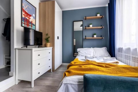 Bed, TV and multimedia, Bedroom