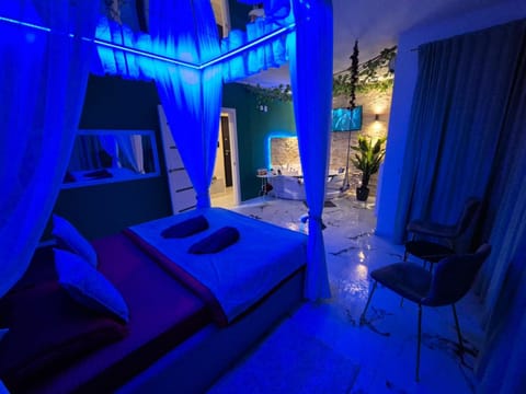 Bed, Seating area