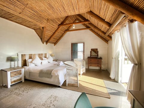 Bed, Photo of the whole room, Seating area