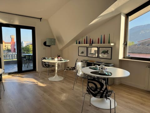 Living room, Dining area, Mountain view
