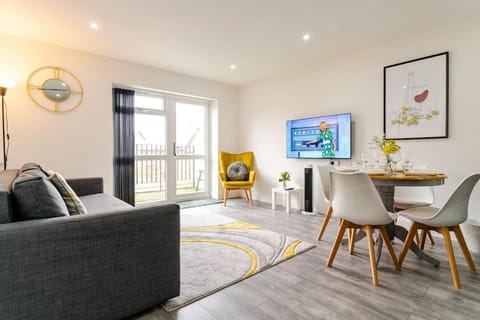 Bridge Court by Sterling Edge Apartments - Luxury Aparthotel - Stylish 1-bed Apartments - Balcony with Canal View or Private Garden - Free Parking Apartment in Oldbury