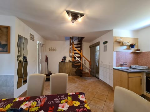 Kitchen or kitchenette, Living room, Seating area, Dining area, pet friendly, stove