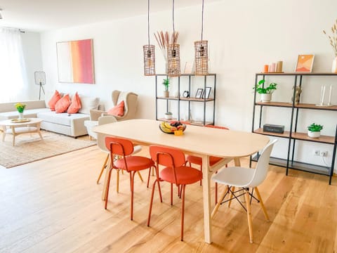 Seating area, Dining area