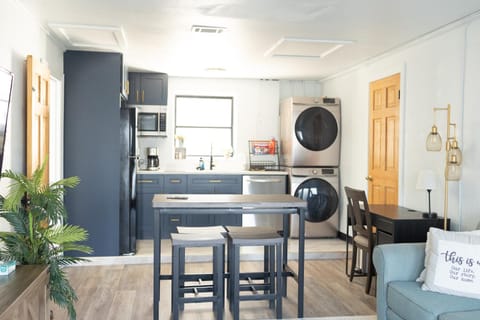 Kitchen or kitchenette, Living room, Seating area, minibar
