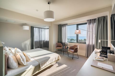 Bed, Natural landscape, Coffee/tea facilities, Photo of the whole room, Business facilities, Seating area, Bedroom, Sea view, Facility for disabled guests, Parking, minibar, pet friendly, wardrobe, acessibility, air conditioner
