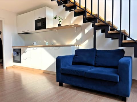 Coffee/tea facilities, Living room, Decorative detail, Seating area, microwave, oven, kitchen, kitchen