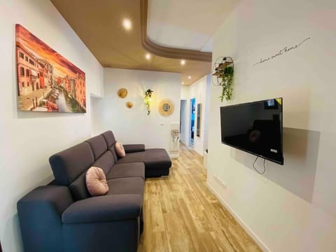 TV and multimedia, Living room, Seating area, Evening entertainment, safe, air conditioner