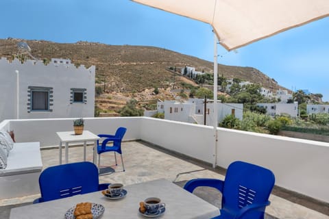 Property building, Balcony/Terrace, Living room