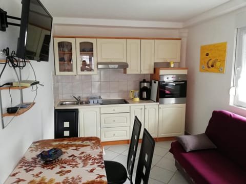 TV and multimedia, Kitchen or kitchenette, Living room, Seating area, Dining area, pet friendly, stove