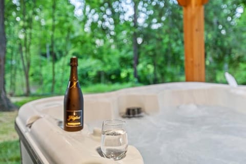 The Luxe/Hot Tub/12min to Horse Park/30 Min to Ark House in Georgetown