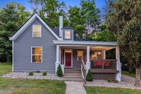 The Luxe/Hot Tub/12min to Horse Park/30 Min to Ark House in Georgetown